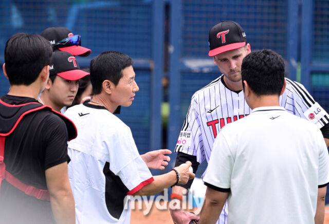 'LG 새 외인 투수가 성공하려면...' 염갈량, 직접 볼펜 내려가 그립 잡았다. '첫 불펜 투구' 톨허스트에게 무슨 조언 했나 [유진형의 현장 1mm]