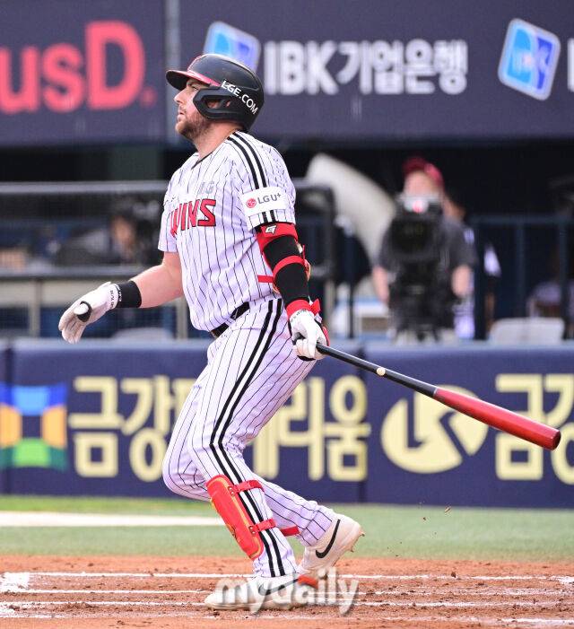 '2안타-2안타-2안타-안타-홈런 미쳤다' 복귀 후 맹타 비결 무엇이길래…LG 효자외인 답했다