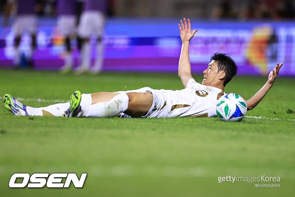 뒤에서 등을 '퍽'.. 데뷔전서 'PK 얻어낸' 미친 활약 SON, 패배 위기 팀 구해→LAFC, 시카고와 2-2 무승부[경기종료]