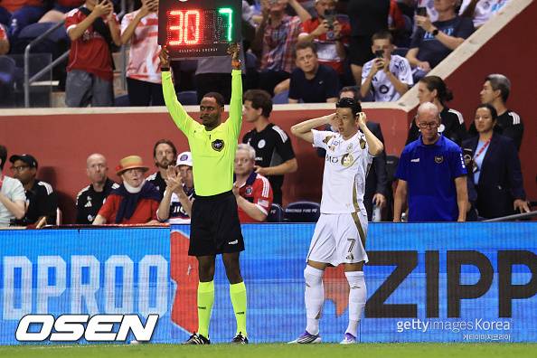 뒤에서 등을 '퍽'.. 데뷔전서 'PK 얻어낸' 미친 활약 SON, 패배 위기 팀 구해→LAFC, 시카고와 2-2 무승부[경기종료]