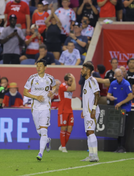 뒤에서 등을 '퍽'.. 데뷔전서 'PK 얻어낸' 미친 활약 SON, 패배 위기 팀 구해→LAFC, 시카고와 2-2 무승부[경기종료]