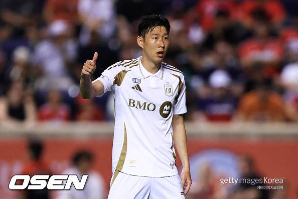 뒤에서 등을 '퍽'.. 데뷔전서 'PK 얻어낸' 미친 활약 SON, 패배 위기 팀 구해→LAFC, 시카고와 2-2 무승부[경기종료]