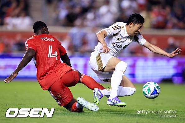 뒤에서 등을 '퍽'.. 데뷔전서 'PK 얻어낸' 미친 활약 SON, 패배 위기 팀 구해→LAFC, 시카고와 2-2 무승부[경기종료]