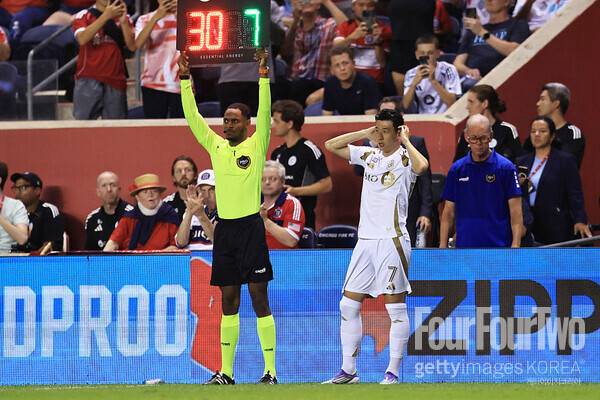 [mls.review] ‘손흥민이 해냈다’ 데뷔전 환상 PK 유도…LAFC, 시카고에 2-2 무