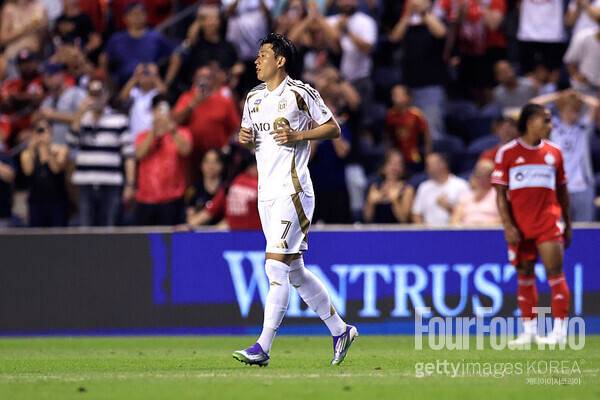 [mls.review] ‘손흥민이 해냈다’ 데뷔전 환상 PK 유도…LAFC, 시카고에 2-2 무