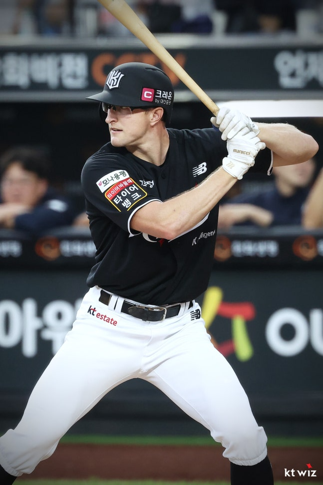 “사인해주세요!” 꼬마 팬 ‘외침’→외면하지 않은 외국인…준수한 타격, ‘복덩이’ 면모 보이네 [SS시선집중]