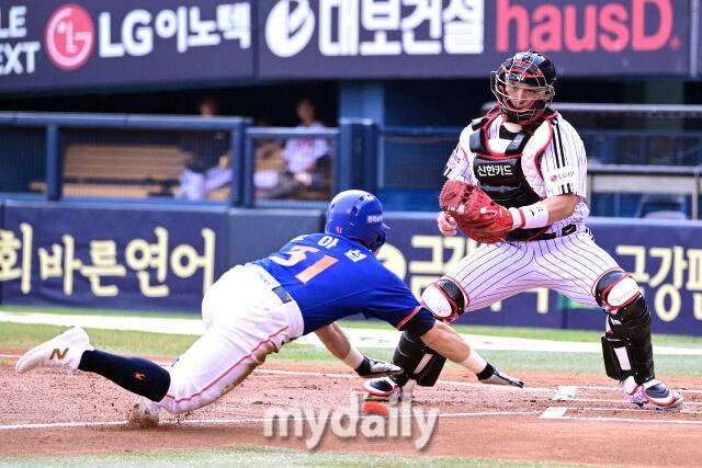 1점차에서 안일한 홈태그라니... LG 안방마님 공격도 수비도 안 풀린다 안풀려