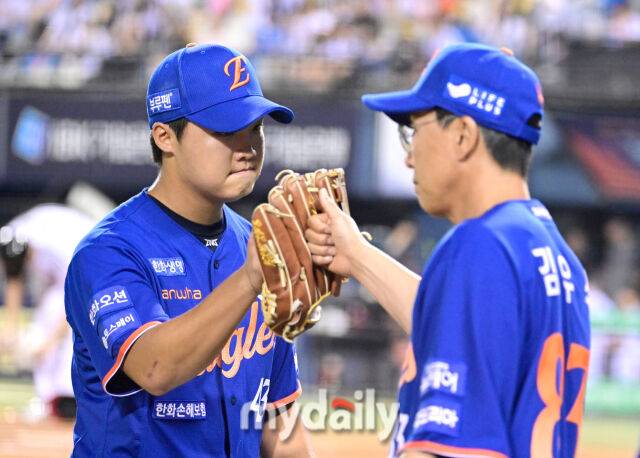 ERA 0.00 대반전, 이래서 한화 특급 루키라 불렸나…'3구→15구→40구' 투혼의 3연투, 한화 팬들이 격하게 아낀다
