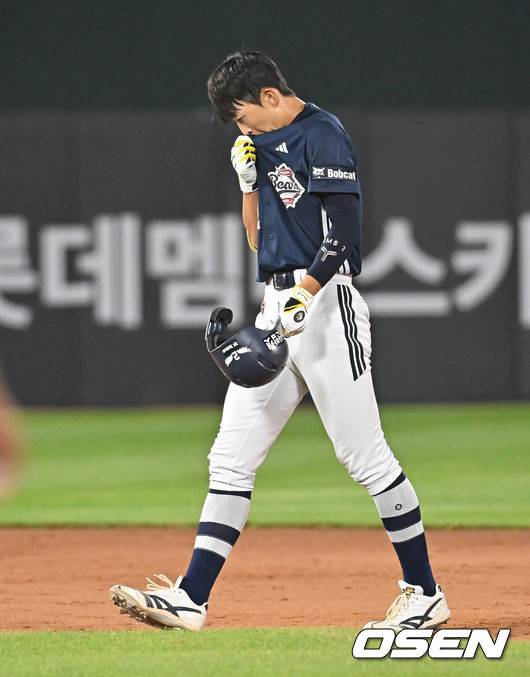 “파울타구 왜 전력으로 안 쫓나” 감독대행 뿔났다! 롯데서 온 트레이드 이적생, 3회 교체 전말 밝혀지다