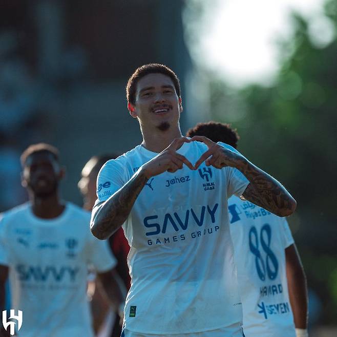 유럽 구단 6-0 대파! '이게 바로 탈아시아' 맨시티 꺾더니→유럽 휩쓴다…누네스도 데뷔골 신났다