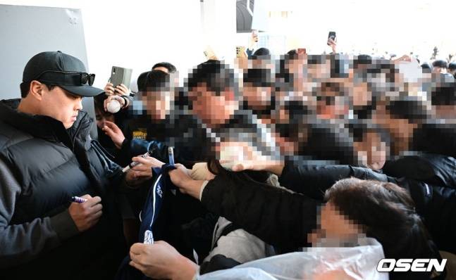 양현종 손글씨 '사인 에티켓' 아시나요... 주차장 사인 요청 땐 '안전 수칙'도 중요 [류선규의 비즈볼]
