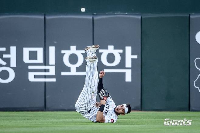 외국인 타자가 일주일간 장타 1개, 1타점이라니...바꿔? 말어? '안타 1위, 병살타도 1위' 레이예스 딜레마에 빠진 롯데