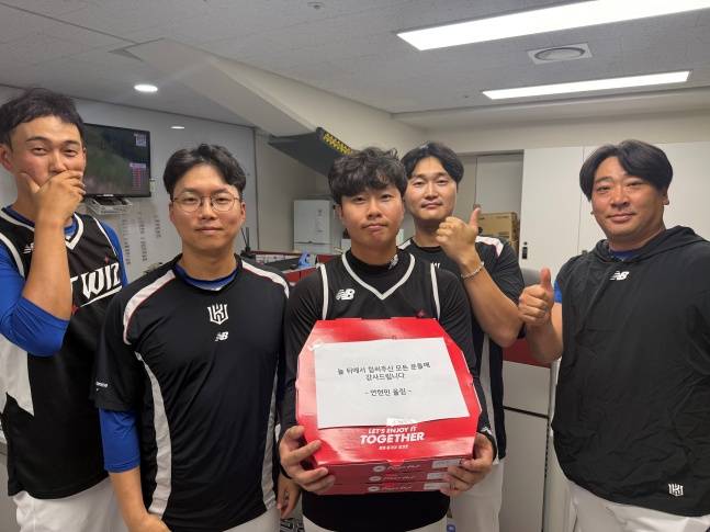 '환경 미화 직원에도 피자 선물' 이런 순박한 마음씨 지닌 근육질 야수라니... 100안타 안현민, '왜' 모두를 챙겼나 [수원 현장]
