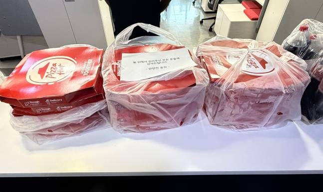 '환경 미화 직원에도 피자 선물' 이런 순박한 마음씨 지닌 근육질 야수라니... 100안타 안현민, '왜' 모두를 챙겼나 [수원 현장]