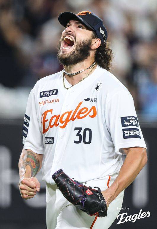 '200K' 폰세 또 이겼다, KBO 최초 개막 15연승…김경문 감독 1000승 위업, 한화 1위 추격 이어갔다 [대전 리뷰]