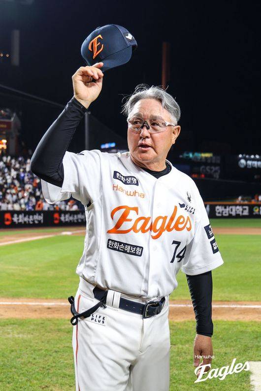 '200K' 폰세 또 이겼다, KBO 최초 개막 15연승…김경문 감독 1000승 위업, 한화 1위 추격 이어갔다 [대전 리뷰]