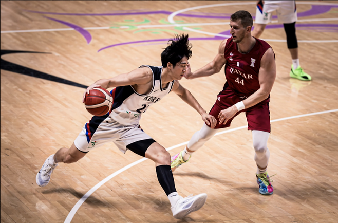 [남자 아시아컵] ‘6-16’으로 시작한 한국, 괌 대파 … ‘레바논전 결장’ 여준석, 4쿼터에 출전