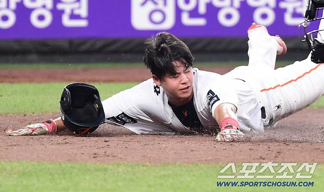 2할3푼 4번타자, 감독이 감싼 이유가 있었다...결정적 수비 하나로, 한화 살렸다