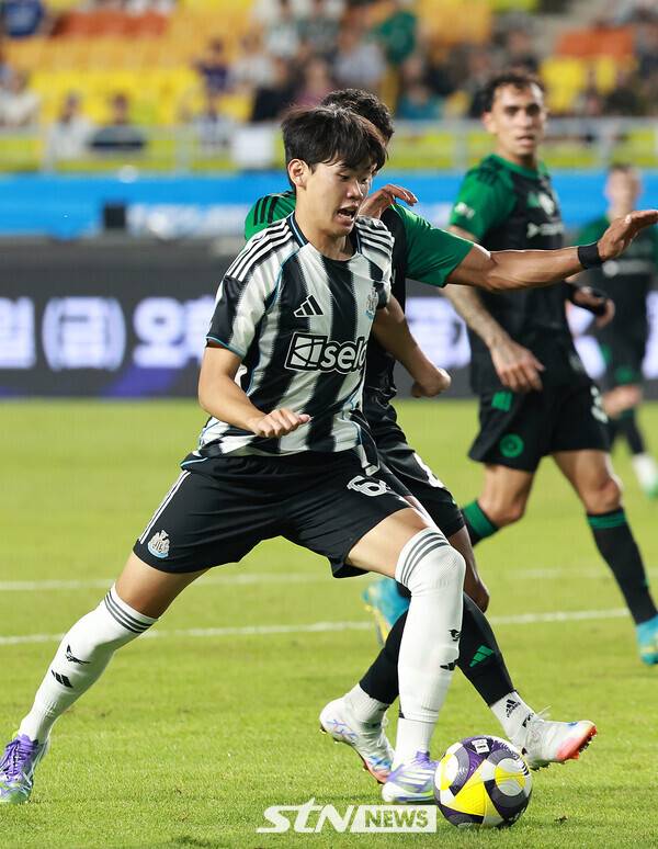 [오피셜] '韓 축구 새로운 프리미어리거 탄생' 박승수 뉴캐슬 등번호 64번, 데뷔전 치를까?