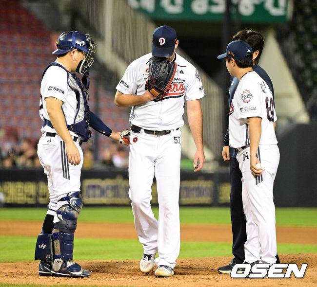 ‘두산 환장하겠네’ 14억 외인이 볼넷-볼넷-볼넷-볼넷-볼넷-볼넷-볼넷 자멸…폰세급 1선발→계륵 전락하다