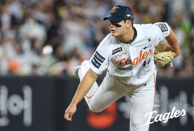 “기술적인 문제 아냐” “캐치볼 많이 하지마” 한화 김서현 멘탈 코칭 나선 와이스와 폰세
