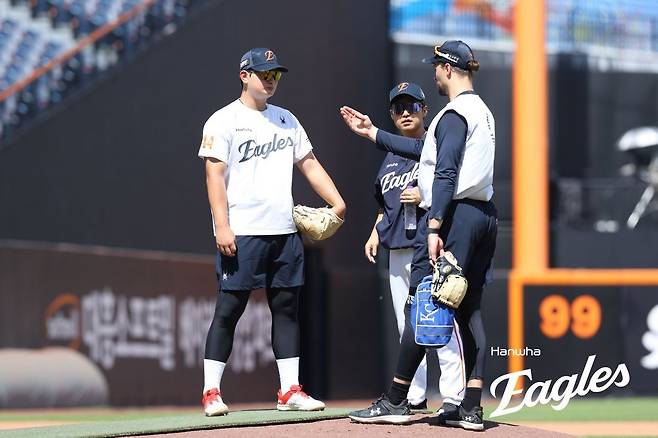 “기술적인 문제 아냐” “캐치볼 많이 하지마” 한화 김서현 멘탈 코칭 나선 와이스와 폰세