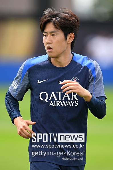 ‘오피셜’ 공식발표 떴다…이강인, 사실상 PSG 잔류 ‘韓 축구사 최초’ UEFA 슈퍼컵 명단 포함
