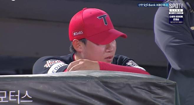 경기 중 '눈물'까지 흘렸던 2025시즌, 그래서 더 안타까운 '다사다난' 윤영철의 수술 [IS 이슈]