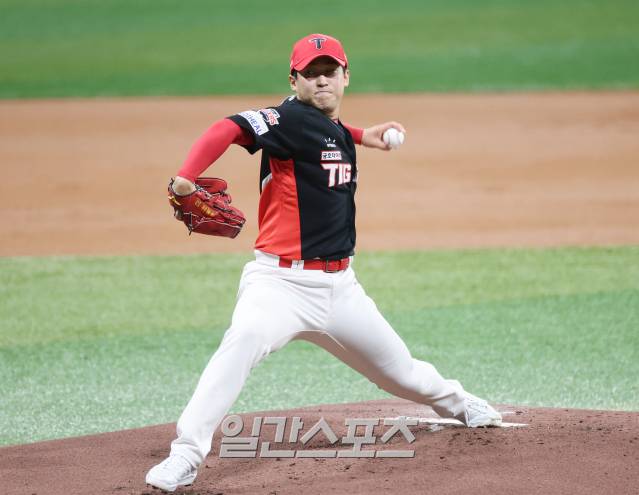 경기 중 '눈물'까지 흘렸던 2025시즌, 그래서 더 안타까운 '다사다난' 윤영철의 수술 [IS 이슈]