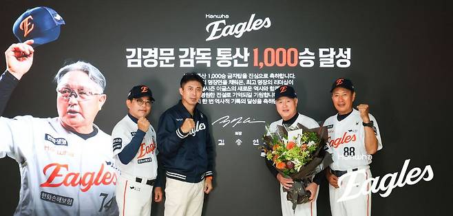 한화는 의리!…김승연 회장, 김경문 감독 1000승 축하서한+화환+선물→