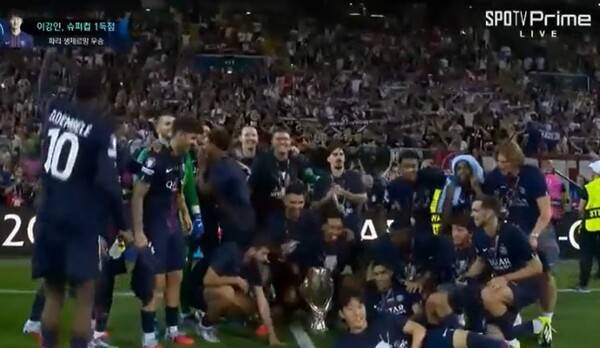 'PSG 심폐소생 왼발' 이강인, 우승사진도 명당자리에서[스한 스틸컷]