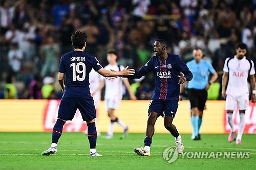 'PSG 심폐소생 왼발' 이강인, 우승사진도 명당자리에서[스한 스틸컷]