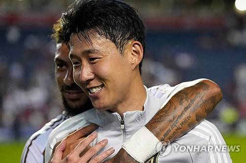 손흥민 품절남 초대박! 토트넘 땅 치고 후회한다→SON 유니폼 사고 싶어도 못 사네…'홈 셔츠' 전 사이즈 완판+배송 1달 소요