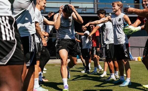 '토트넘 10년차→LAFC 신입생' 손흥민도 얄짤 없다! 첫 훈련날 포착...물 뿌리고 인디언 밥 '환영 신고식'