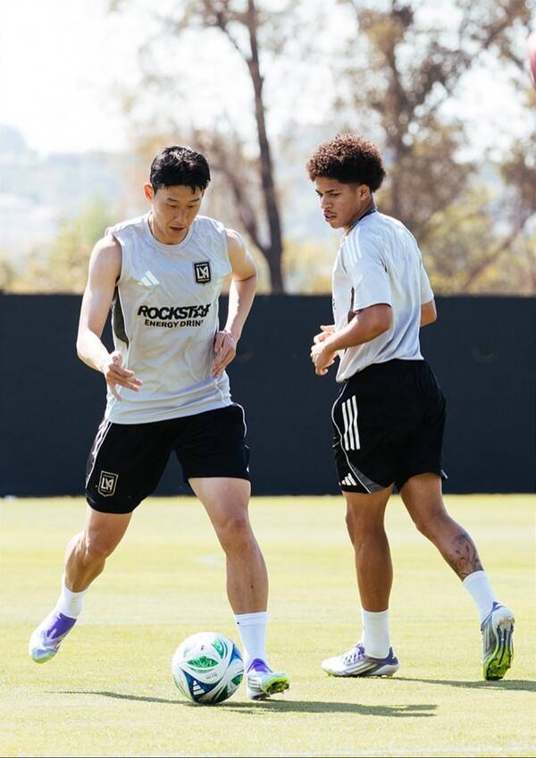 '토트넘 10년차→LAFC 신입생' 손흥민도 얄짤 없다! 첫 훈련날 포착...물 뿌리고 인디언 밥 '환영 신고식'