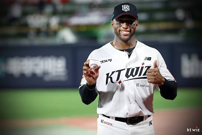 KBO 새 역사 쓴 '레전드'인데...KT 떠나는 장수 외인 로하스, 왜 송별식을 거절했나?