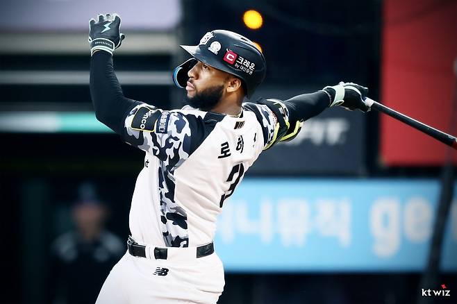 KBO 새 역사 쓴 '레전드'인데...KT 떠나는 장수 외인 로하스, 왜 송별식을 거절했나?