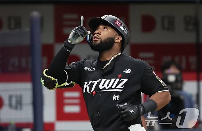 KBO 새 역사 쓴 '레전드'인데...KT 떠나는 장수 외인 로하스, 왜 송별식을 거절했나?