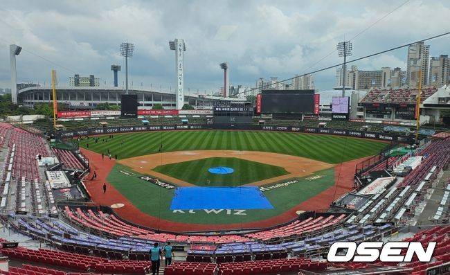 ‘비 예보 없는데’ 수원 KT-LG전 왜 취소됐나…극한 호우가 할퀸 그라운드, 경기 개최 불가 판정 [오!쎈 수원]