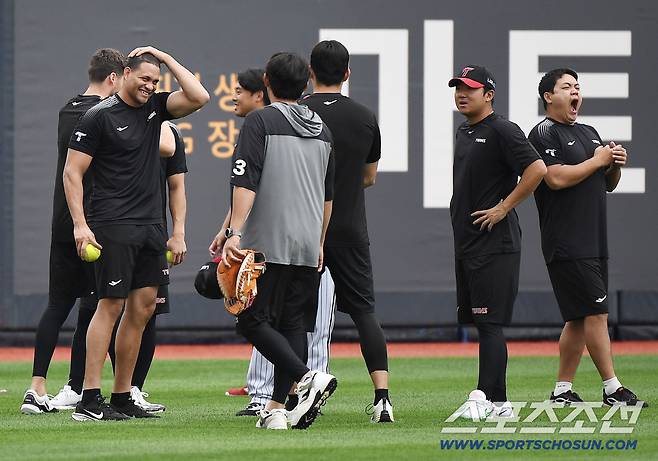 LG 선수들 훈련 중인데...수원 KT전 또 취소, 왜?