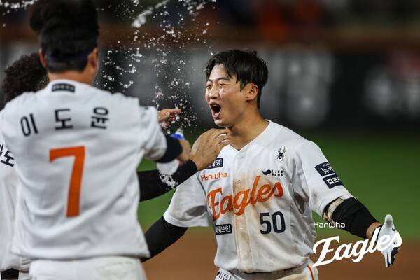 이게 롯데-한화전이지! 연속 폭투, 꽈당 주루, 주루사, 밀어내기 볼넷...대혼전 끝에 한화가 웃었다 [스춘 리뷰]
