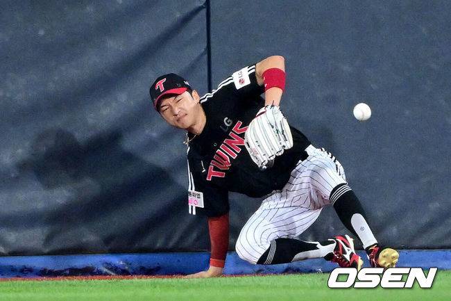 ‘와’ LG 60억 FA 회복력 실화? 발목 인대 손상에도 “주말 수비 됩니다!” 투혼…결국 감독이 말렸다 “수비는 화요일부터”