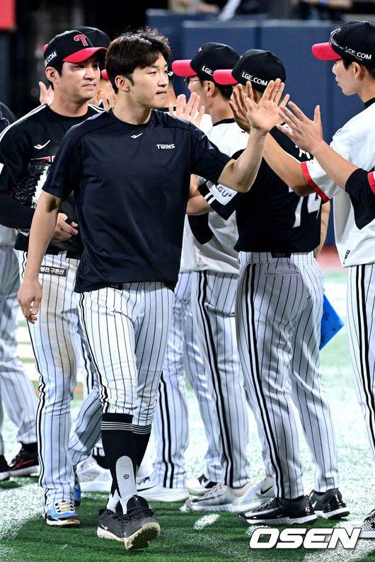 ‘와’ LG 60억 FA 회복력 실화? 발목 인대 손상에도 “주말 수비 됩니다!” 투혼…결국 감독이 말렸다 “수비는 화요일부터”