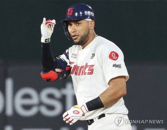 '교체가 답?' 레이예스, '소총 군단' 롯데의 한계 극명하게 보여줘 …한화 대체 외인 리베라토는 결정적일 때 '한 방'