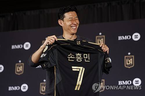 손흥민 세계 1위 '3일 천하?' 이 선수가 뒤집는다…150개국 주문 쇄도→일주일새 4만장 팔려