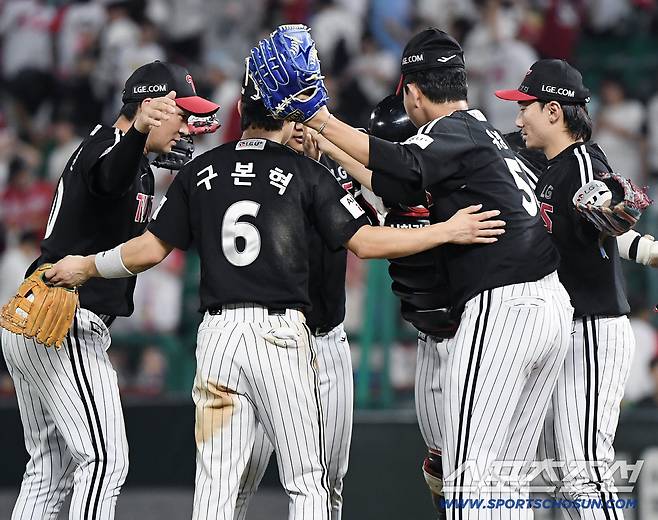 감독이 선발 흔들고, 애제자가 마무리 무너뜨리고... 또 역전승 1위 지킨 LG