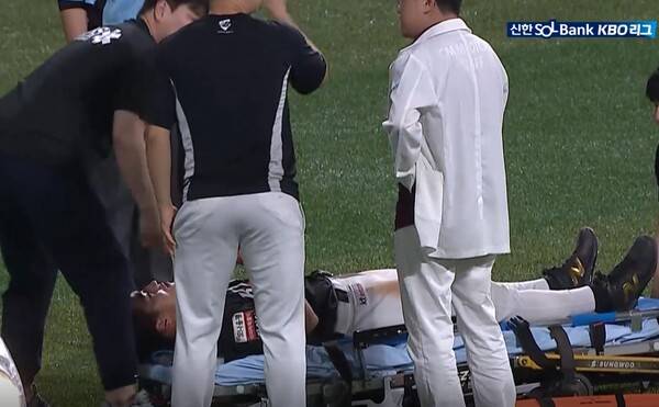 비상! '신인왕+MVP' 후보 KT 안현민 쓰러졌다...구급차 타고 그라운드 빠져나가 [스춘 현장]