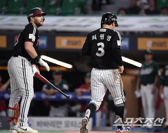 감독이 선발 흔들고, 애제자가 마무리 무너뜨리고... 또 역전승 1위 지킨 LG