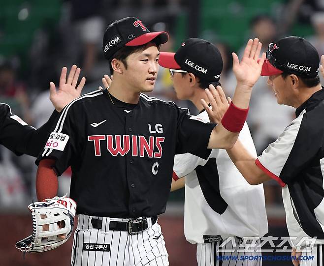 감독이 선발 흔들고, 애제자가 마무리 무너뜨리고... 또 역전승 1위 지킨 LG