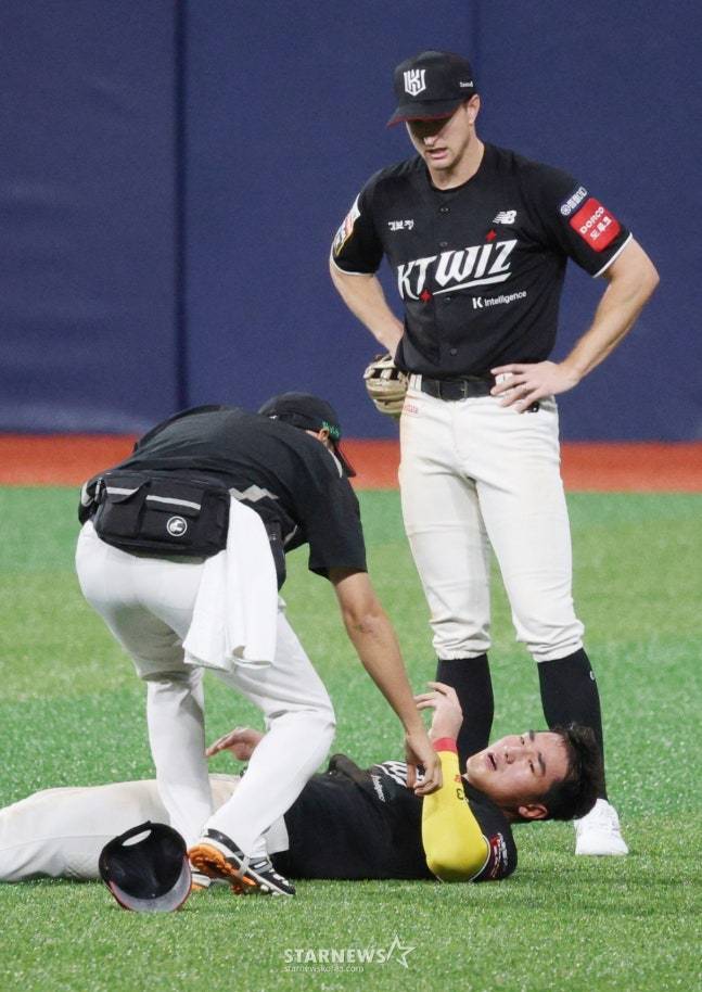 'KT 초비상' 안현민 병원행→소형준 ⅔이닝 5실점, 키움에 3-7 패배... 송성문 올해 첫 20홈런-20도루 [고척 리뷰]
